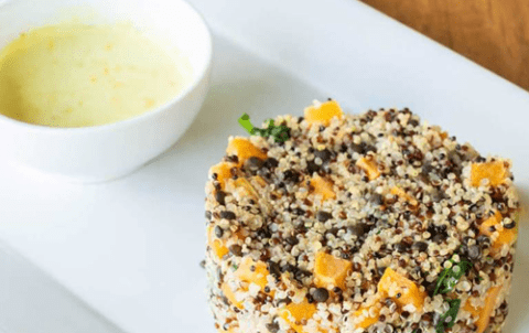 Ensalada templada de quinoa, lenteja caviar y calabaza asada con vinagreta de curry y miel