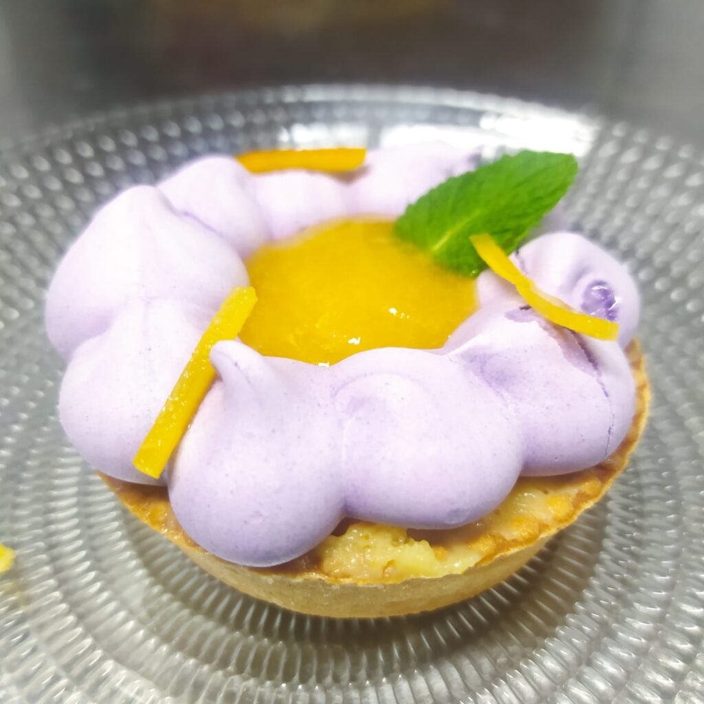 Tartaleta de cítricos con merengue seco de violetas